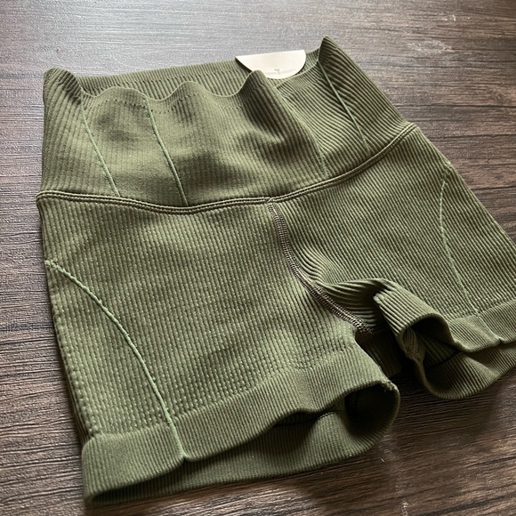 NWT Aerie Offline Ribbed Shortie XS - Picture 1 of 2